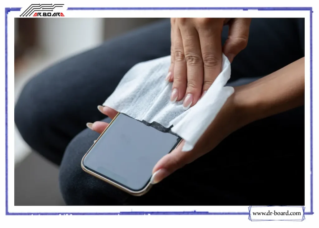 تعمیر گوشی موبایل آب خورده؛ با گوشی آب خورده چه باید کرد؟ خشک کردن گوشی آب خورده