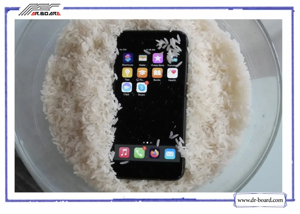 تعمیر گوشی موبایل آب خورده؛ با گوشی آب خورده چه باید کرد؟ قرار دادن گوشی آب خورده در برنج