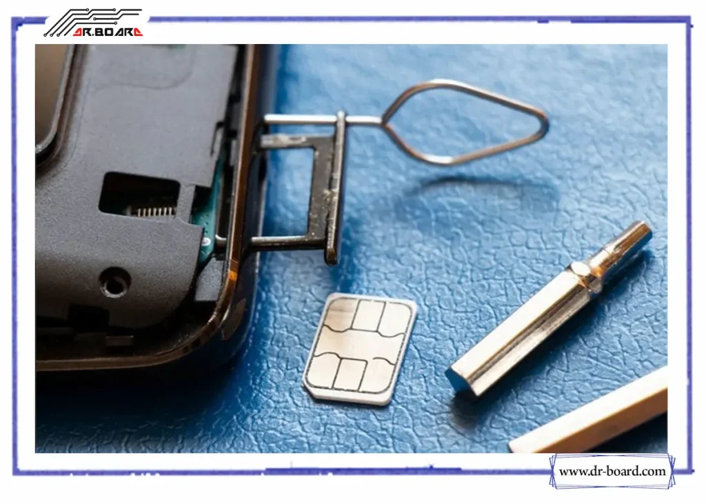 تعمیر گوشی موبایل آب خورده؛ با گوشی آب خورده چه باید کرد؟ در آوردن اجزای موبایل